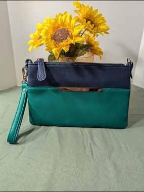 CHARMING CHARLIE Teal and Navy Two-Tone Wristlet Clutch